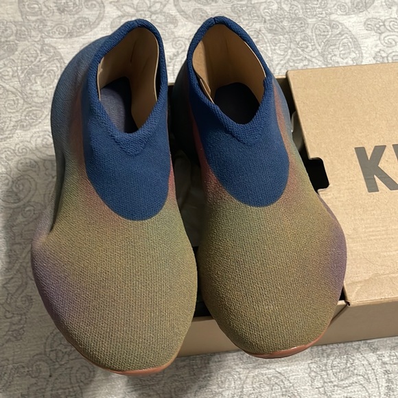 Yeezy Knit Runners, Azure . US size 6 - Picture 1 of 5
